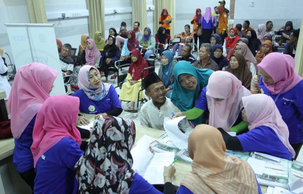 Puluhan warga mengikuti bakti sosial operasi katarak gratis yang digelar PWI Jatim dalam rangka HPN 2020