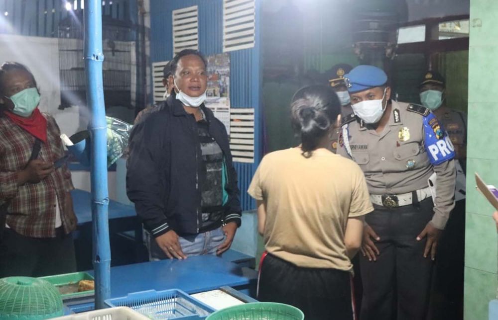 Kapolres Tulungagung AKBP Eva Guna Pandia dan anggota memberikan imbauan kepada pemilik warung