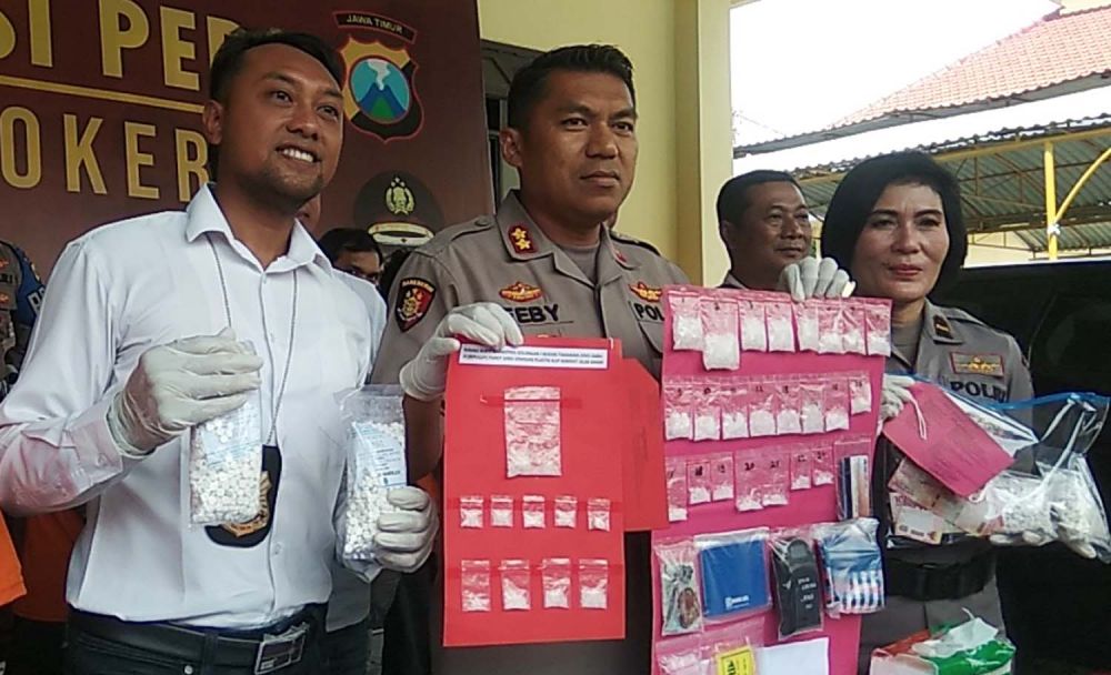 Kapolres Mojokerto AKBP Feby Hutagalung menunjukkan barang bukti narkoba dan pil koplo yang disita dari 12 orang