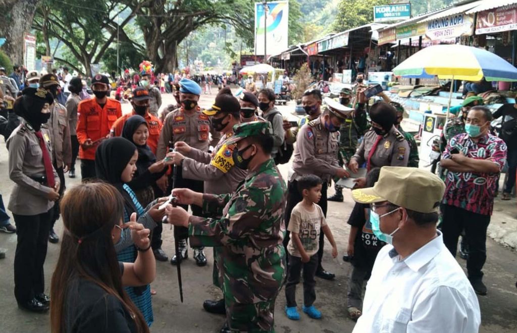 Pemberian masker gratis kepada para pengunjung wisata Telaga Ngebel Ponorogo