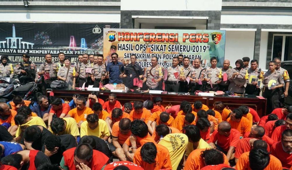 Polrestabes Surabaya dan polsek jajaran memamerkan ratusan penjahat dan barang bukti kejahatan
