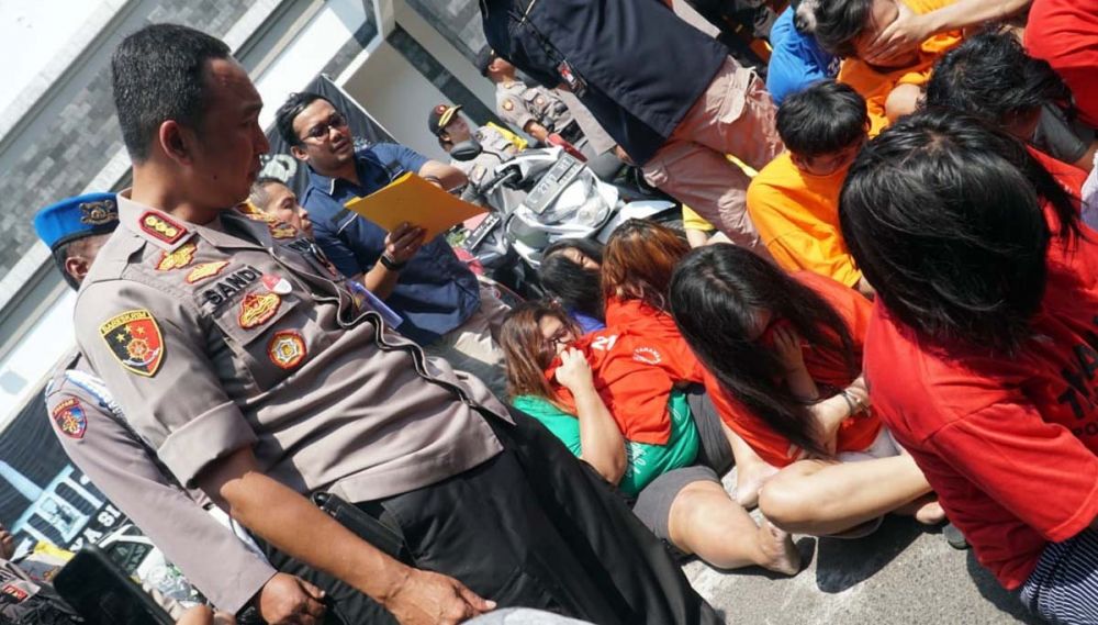Beberapa perempuan yang terlibat kejahatan diinterogasi Kapolrestabes Surabaya Kombes Pol Sandi Nugroho