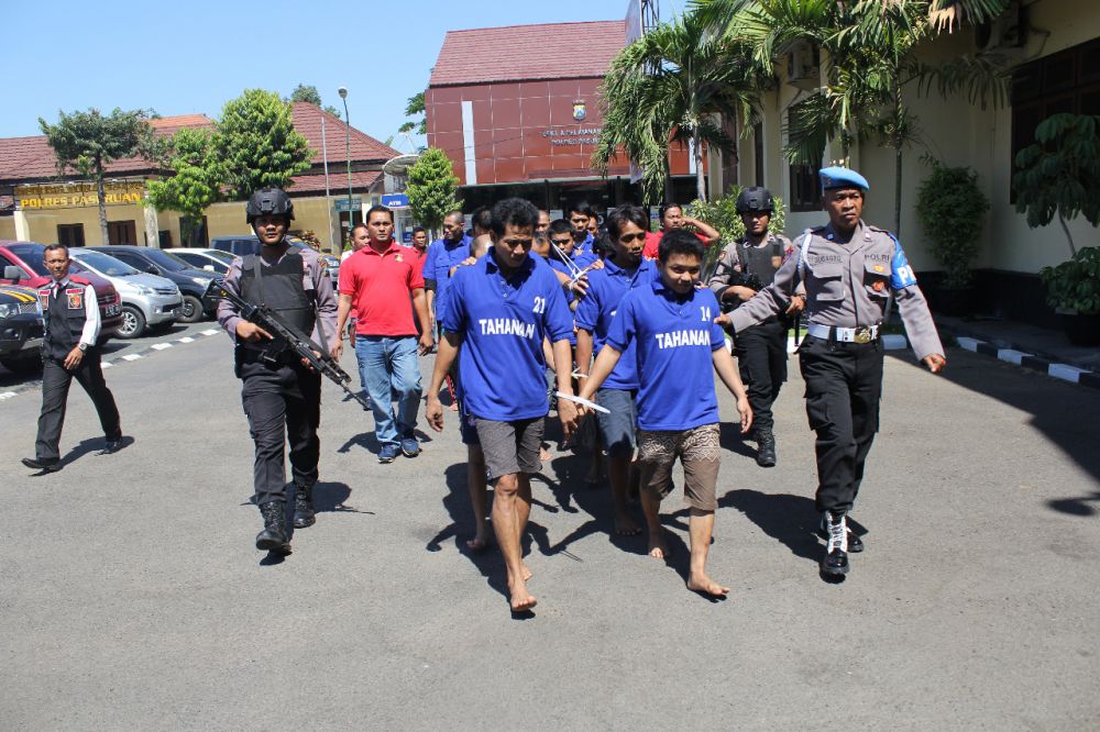 Para pelaku kejahatan digiring di Mapolres Pasuruan