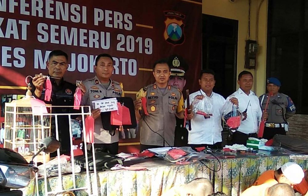 Kapolres Mojokerto AKBP Setyo Koes Heriyatno dan Kasatreskrim AKP MS Ferry membeberkan barang bukti kejahatan para pelaku