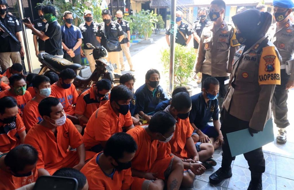 Para tersangka narkoba dipamerkan di Mapolres Pelabuhan Tanjung Perak, Surabaya