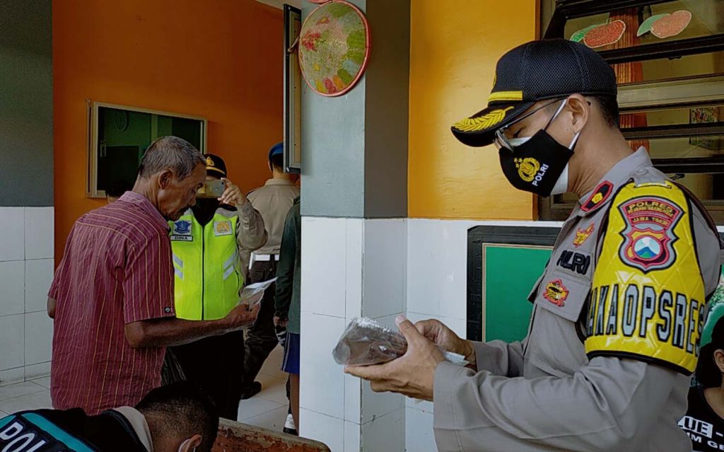 Wakapolres Pelabuhan Tanjung Perak, Kompol Anggi Saputra (kanan) memimpin operasi yustisi protokol kesehatan di Surabaya