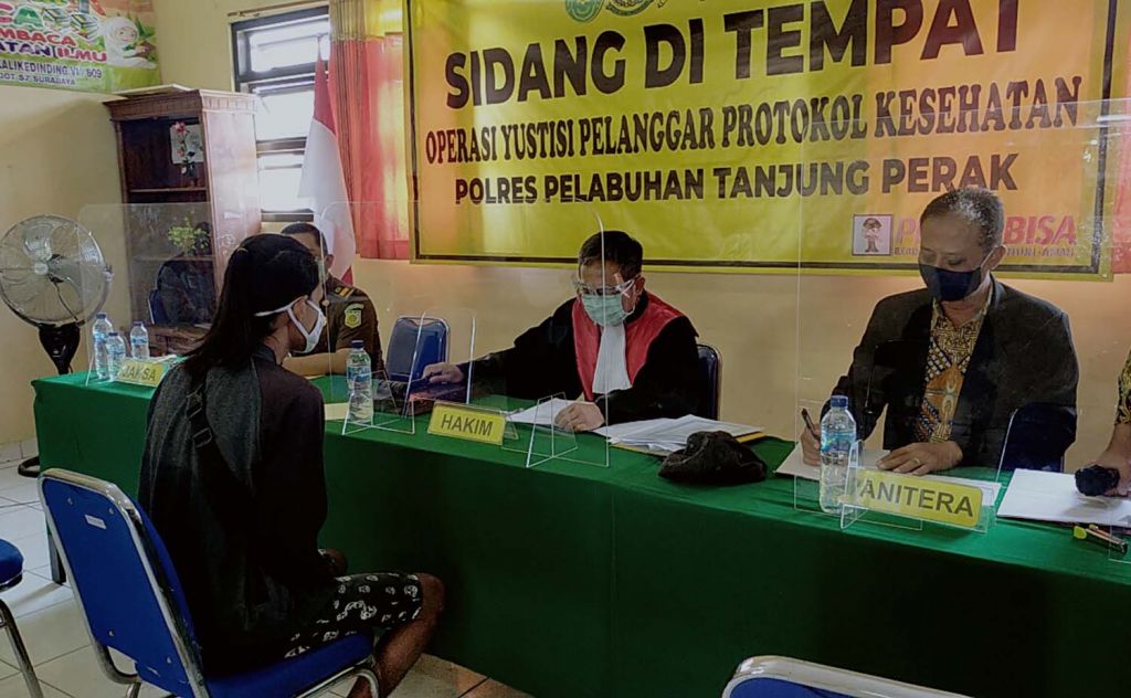 Pelanggar protokol kesehatan di Surabaya menjalani sidang di tempat
