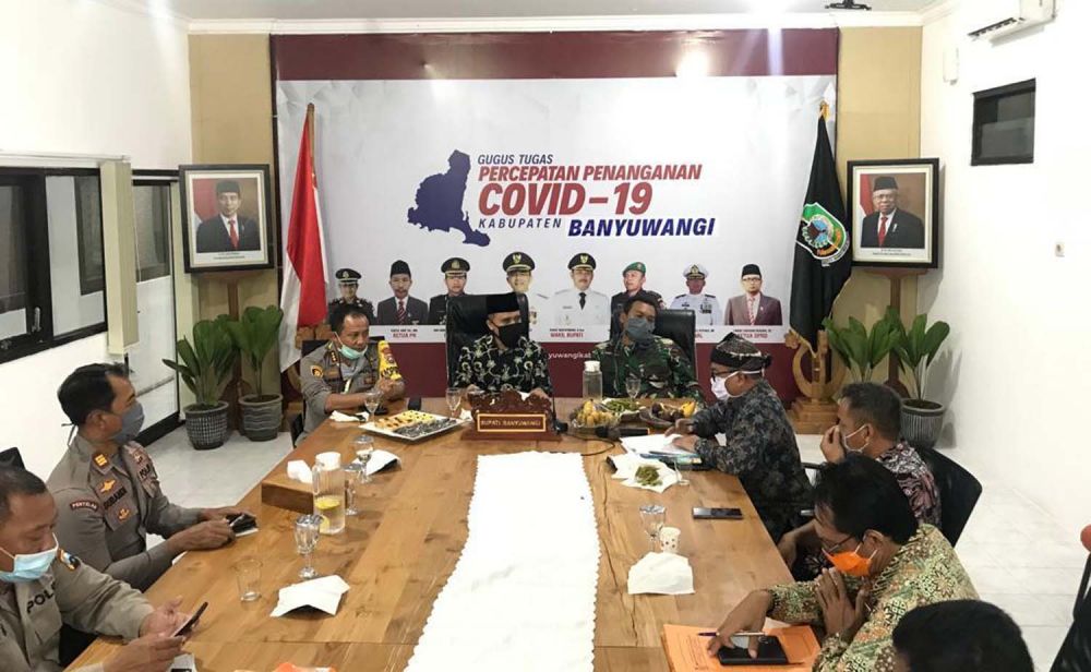 Forpimda Banyuwangi bersama Gugus Tugas Covid-19 terus melakukan koordinasi untuk mengoptimalkan posko pemantauan di sejumlah titik masuk mengantisipasi gelombang pemudik