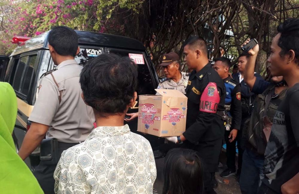 Petugas mengevakuasi orok bayi yang ditemukan di KenPark Surabaya
