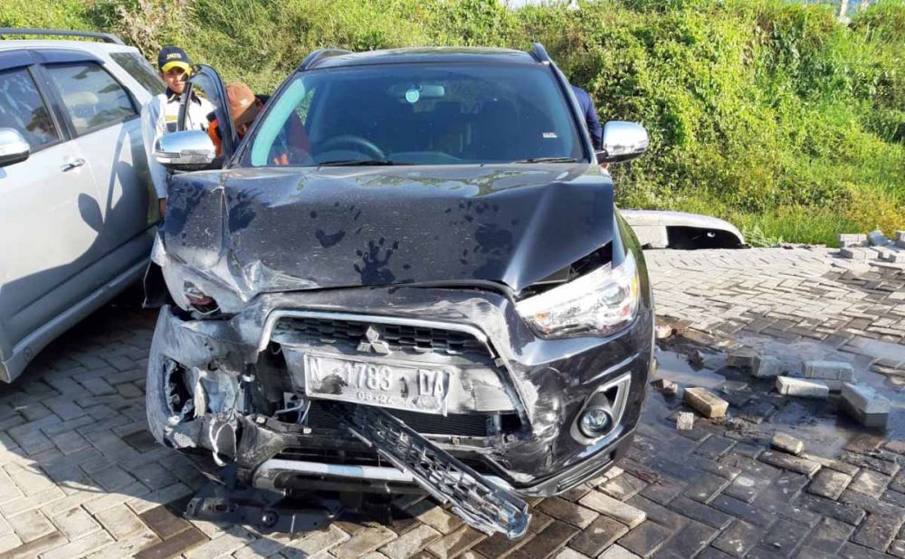 Mobil Mitsubishi Outlander rusak bagian depan setelah tabrak pembatas Jalan Tol Pandaan-Malang