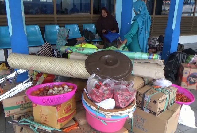 Pedagang dan barang belanjaan tujuan Kepulauan Sapeken di terminal Tanjungwangi 
