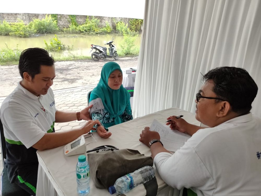 Pelindo III melalui RS PHC juga mendirikan posko pengobatan gratis untuk para warga yang terdampak banjir di Gresik