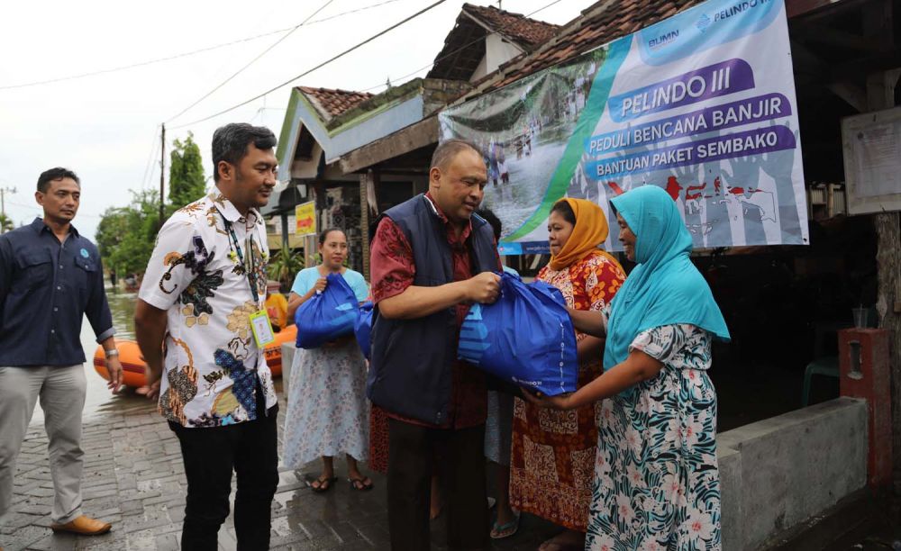 Pelindo III menyerahkan bantuan sembako kepada warga terdampak banjir di Desa Iker-iker Geger, Kecamatan Cerme, Kabupaten Gresik