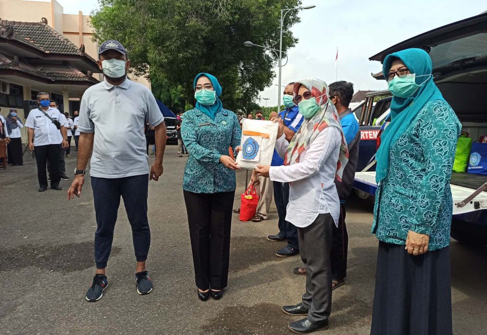 Ketua PKK Ponorogo Sri Wahyuni Ipong Muchlissoni memberikan bantuan APD untuk puskesmas di Bumi Reog