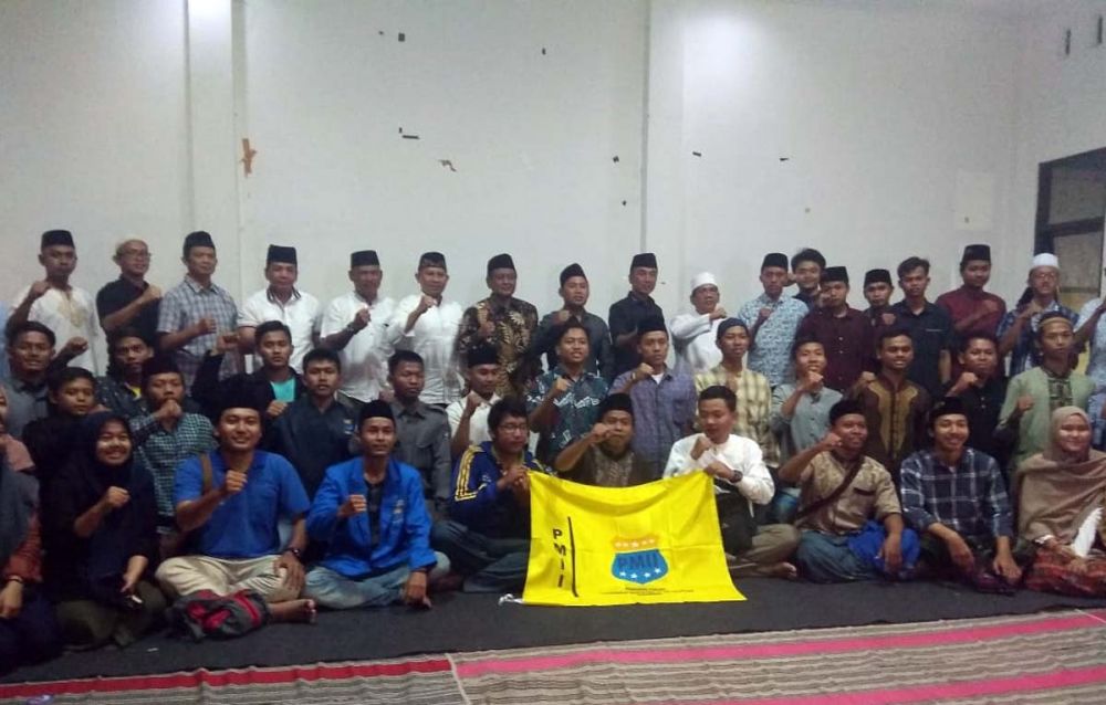 Kapolrestabes Surabaya Kombespol Sandi Nugroho dan jajaran bersama anggota PMII Surabaya setelah gelar doa