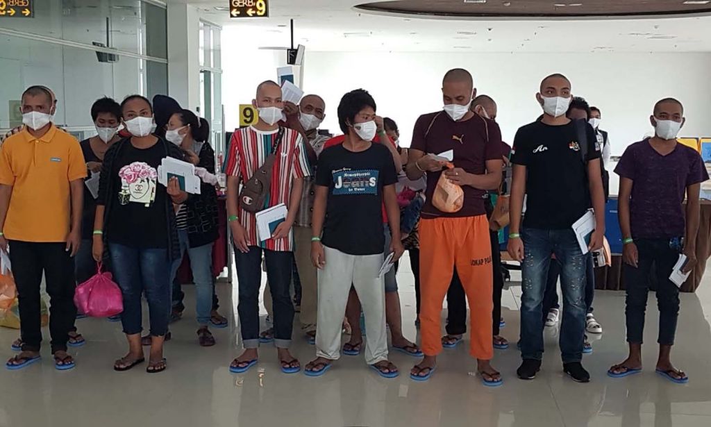 PMI asal Jatim yang dideportasi dari Malaysia melalui Embarkasi Juanda mendapat bantuan