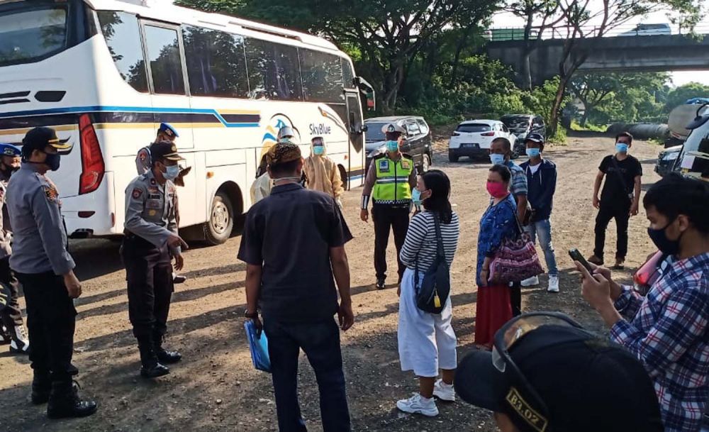 Kapolsek Wiyung Kompol Rasyad bersama petugas gabungan saat menemukan lima PMI dalam bus di Exit Tol Gunungsari, Surabaya