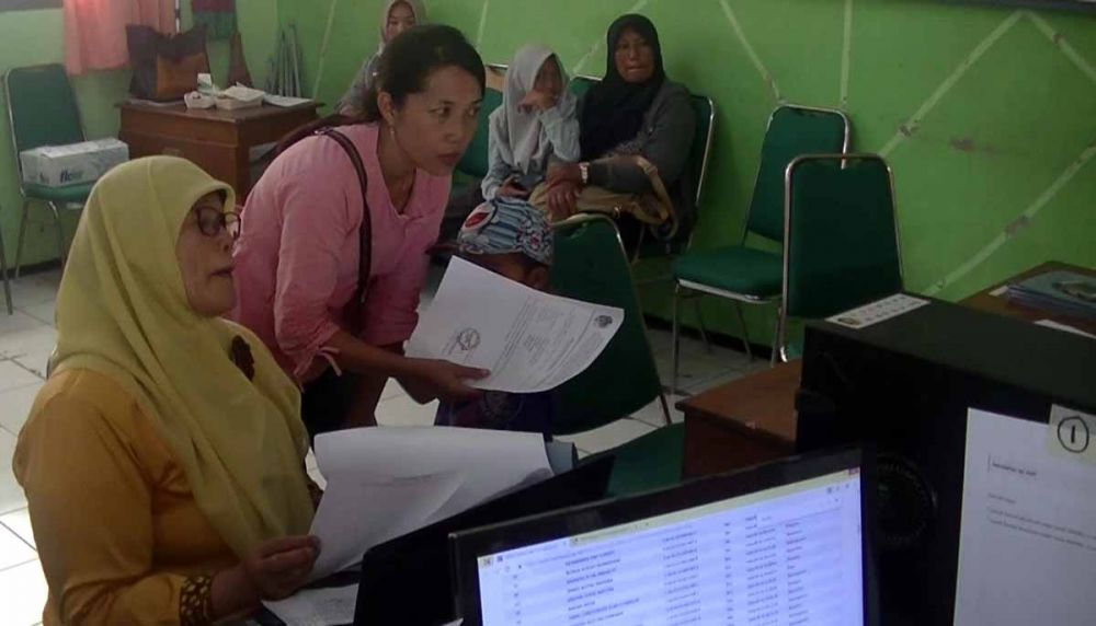 Wali murid saat mengonfirmasi kesalahan penulisan titik kordinat dalam sistem zonasi PPDB 2019 SMP di Tulungagung