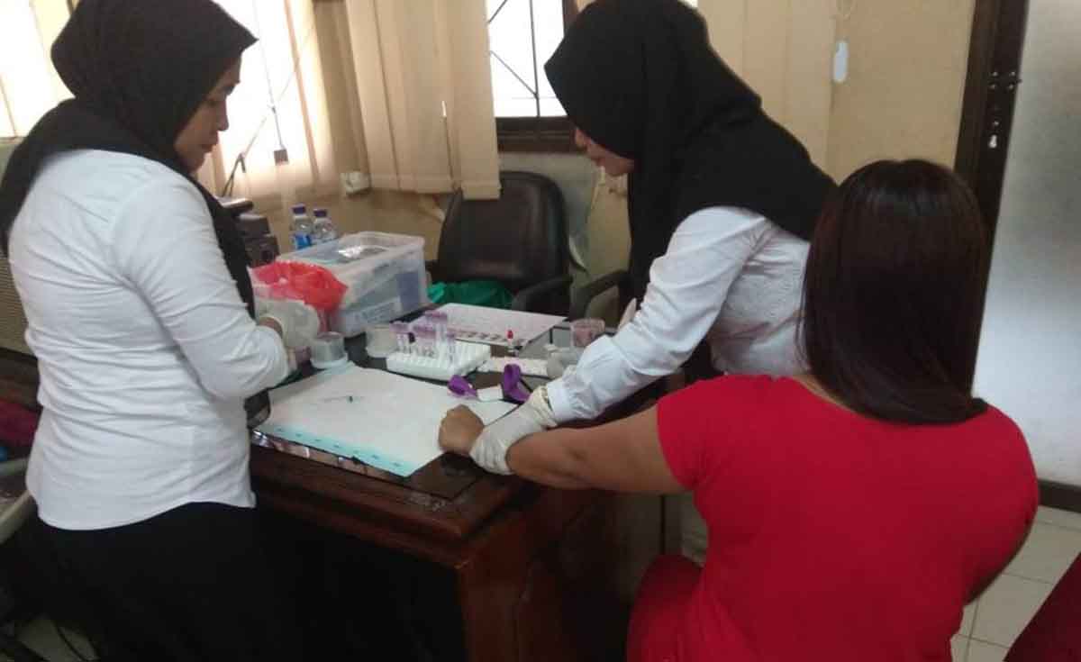 Seorang PSK menjalani pemeriksaan kesehatan oleh Dinas Kesehatan Kabupaten Pasuruan