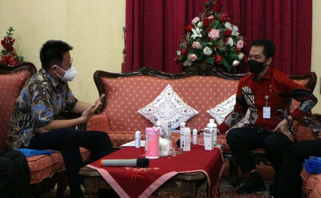 Direktur PT AMA, Recta Geson berbincang dengan Bupati Kudus HM Hartopo