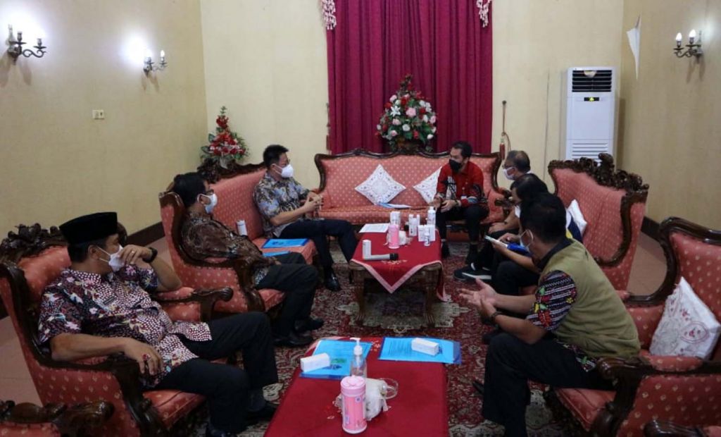 Direktur PT AMA, Recta Geson berbincang dengan Bupati Kudus HM Hartopo dan sejumlah kepada dinas