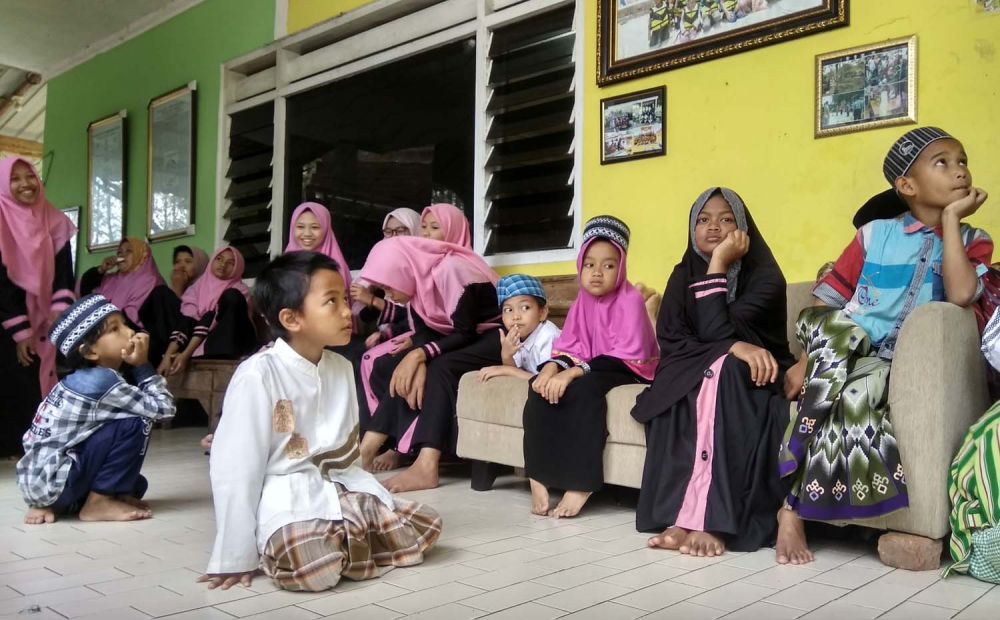 Anak-anak di Panti Asuhan Vila Durian Sejahtera Desa Bendungan Jati, Kecamatan Pacet penerima baksos