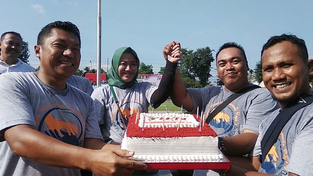 Kapolres Mojokerto AKBP Feby Hutagalung memberikan kejutan kepada wartawan dan anggotanya yang sedang berulang tahun