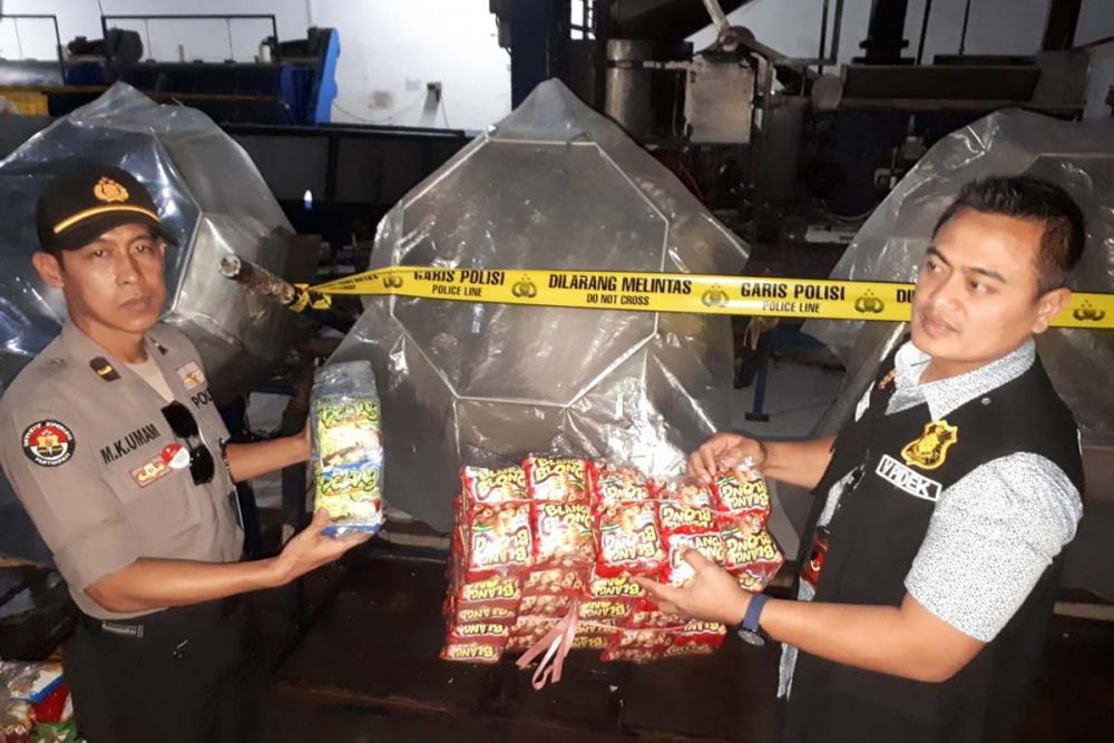 Sejumlah mesin produksi makanan ringan PT USJ dipasang garis polisi