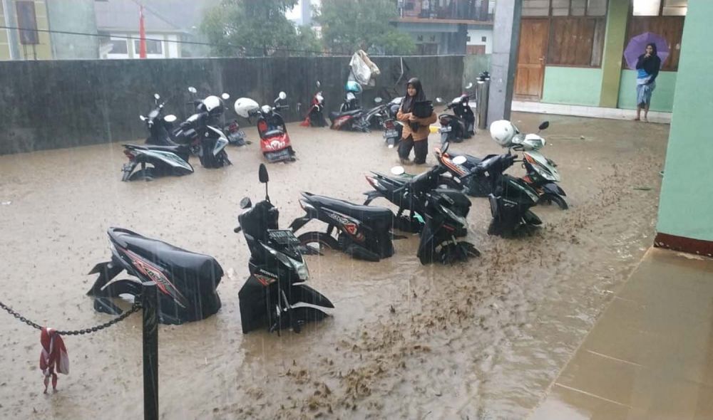 Hujan deras juga membuat Ponpes Amanatul Ummah teredam