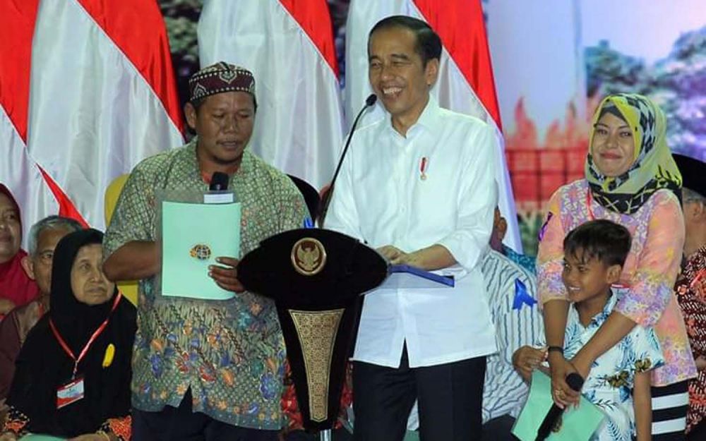 Atika (kanan) salah satu PKL yang curhat tentang Satpol PP kepada Presiden Jokowi usai menerima sertifikat tanah gratis