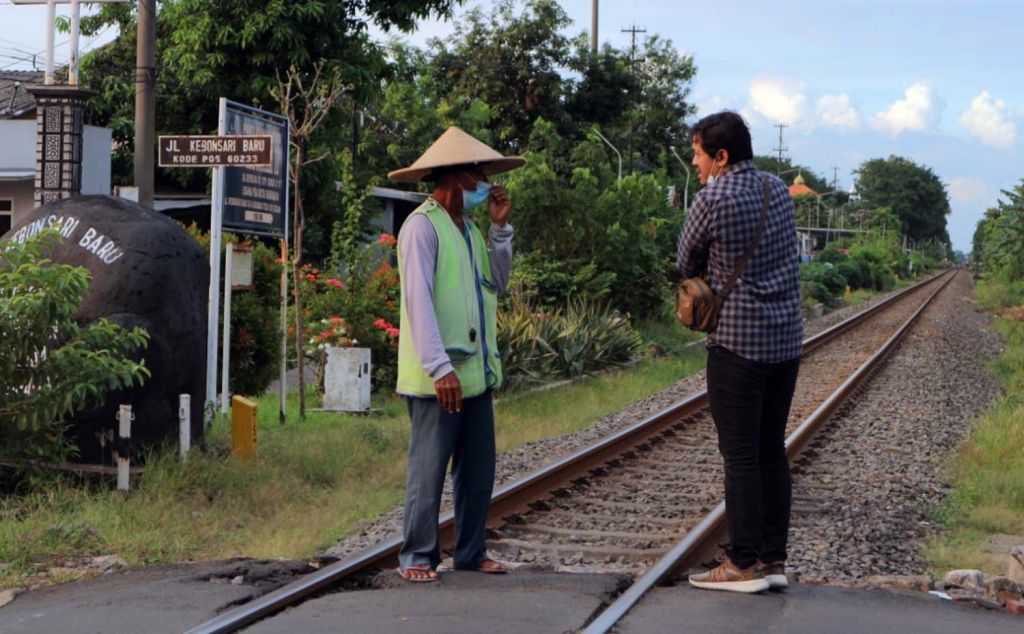 Tim jatimnow.com saat berbincang dengan Kesi, sang 'penjaga nyawa' di rel kereta api tanpa palang pintu di Surabaya