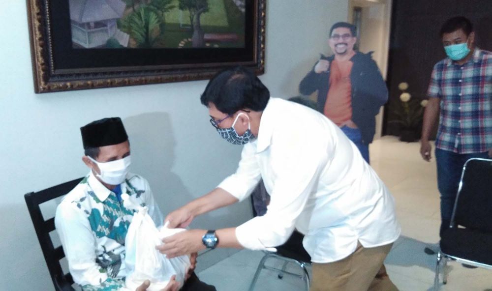 Bantuan dari Cawali Surabaya Machfud Arifin untuk tukang pijat tuna netra