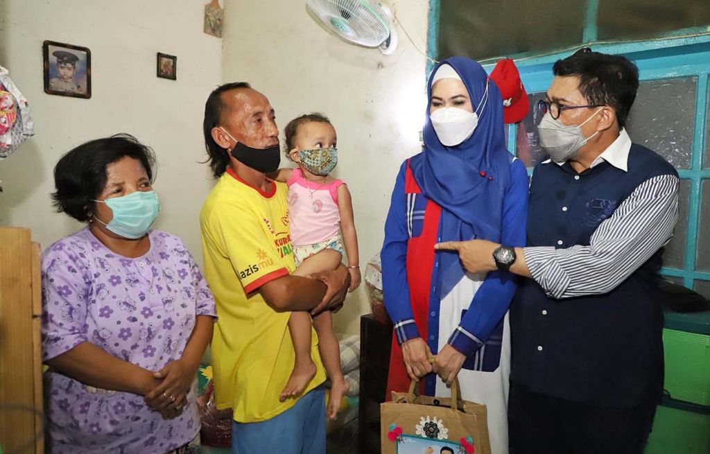 Calon Wali Kota Surabaya Machfud Arifin dan Ny Lita, istrinya melihat kondisi anak stunting di Banyu Urip Lor