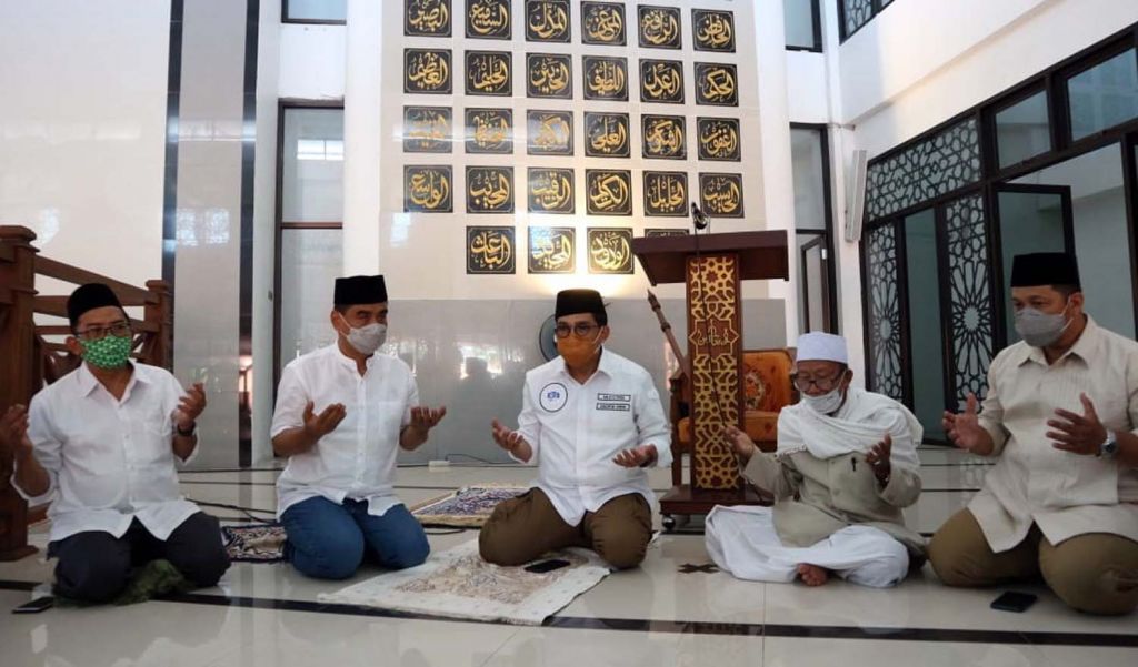 Machfud Arifin dan Mujiaman berdoa bersama usai Salat Jumat di masjid Pemkot Surabaya