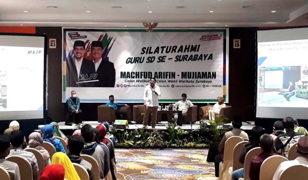 Dahlan Iskan (kiri) bersama Machfud Arifin dan Mujiaman saat bertemu para guru SD di Surabaya