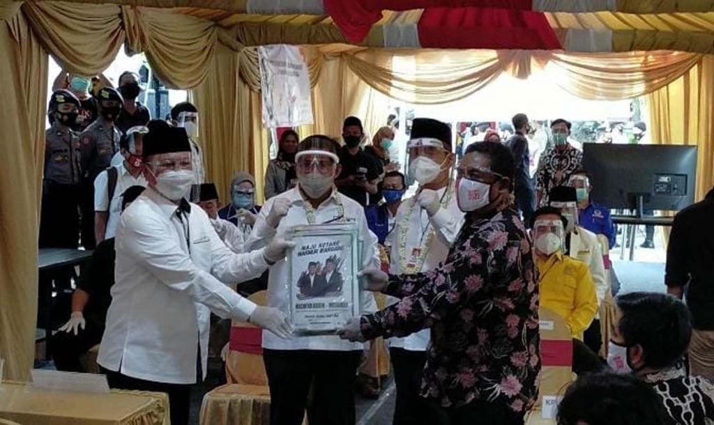 Machfud Arifin-Mujiaman, 8 partai pengusung dan tim pemenangan saat mendaftar di Kantor KPU Surabaya
