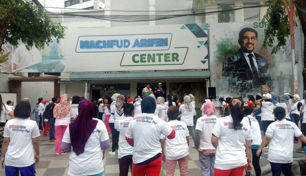 Machfud Arifin bersama istrinya Lita Machfud Arifin saat mengikuti senam Zumba di halaman Gedung Machfud Arifin Center, Jalan Basuki Rahmat, Surabaya