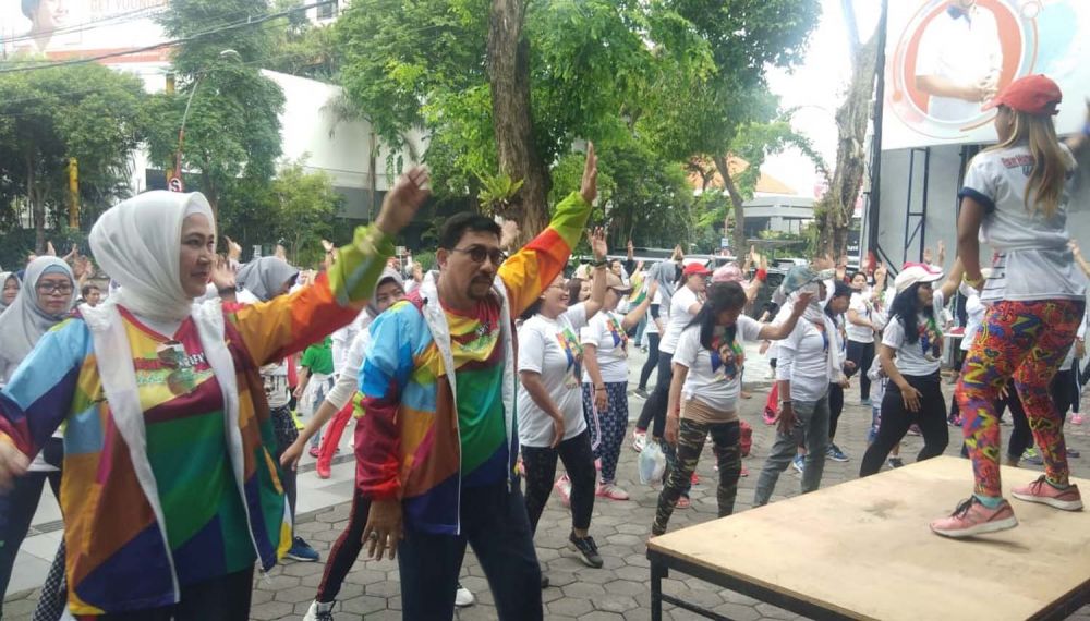 Machfud Arifin bersama istrinya Lita Machfud Arifin saat mengikuti senam Zumba di halaman Gedung Machfud Arifin Center, Jalan Basuki Rahmat, Surabaya