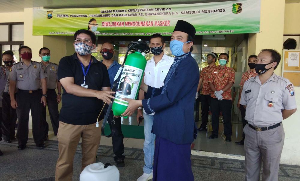 Machfud Arifin saat memberikan bantuan APD untuk mendukung penanganan pasien Covid-19 di RS Bhayangkara Polda Jatim, Jalan Ahmad Yani, Surabaya