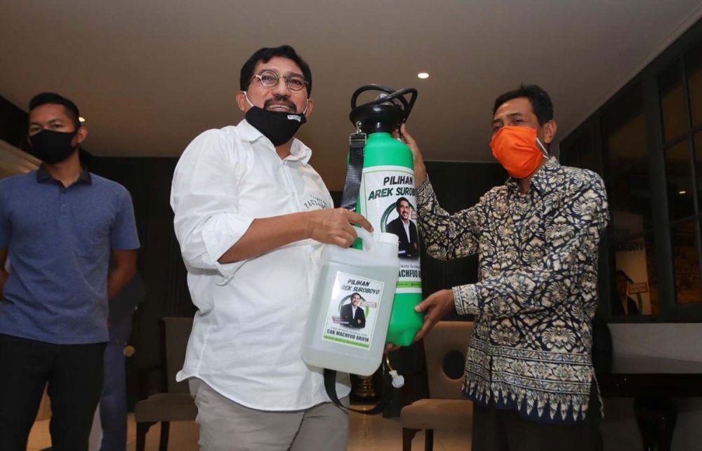 Calon Wali Kota Surabaya Machfud Arifin memberikan bantuan untuk panti asuhan dan anak-anak yatim di Surabaya