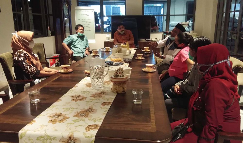 Cawali Surabaya Irjen Pol (Purn) Machfud Arifin saat mendengarkan keluhan para ibu hamil di kediamannya