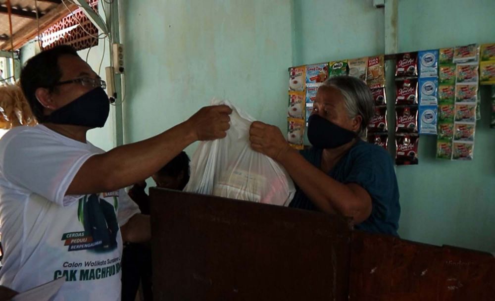 Warga RT 02 RW 02 Gubeng Airlangga II mendapat bantuan paket sembako dari Cawali Surabaya Machfud Arifin