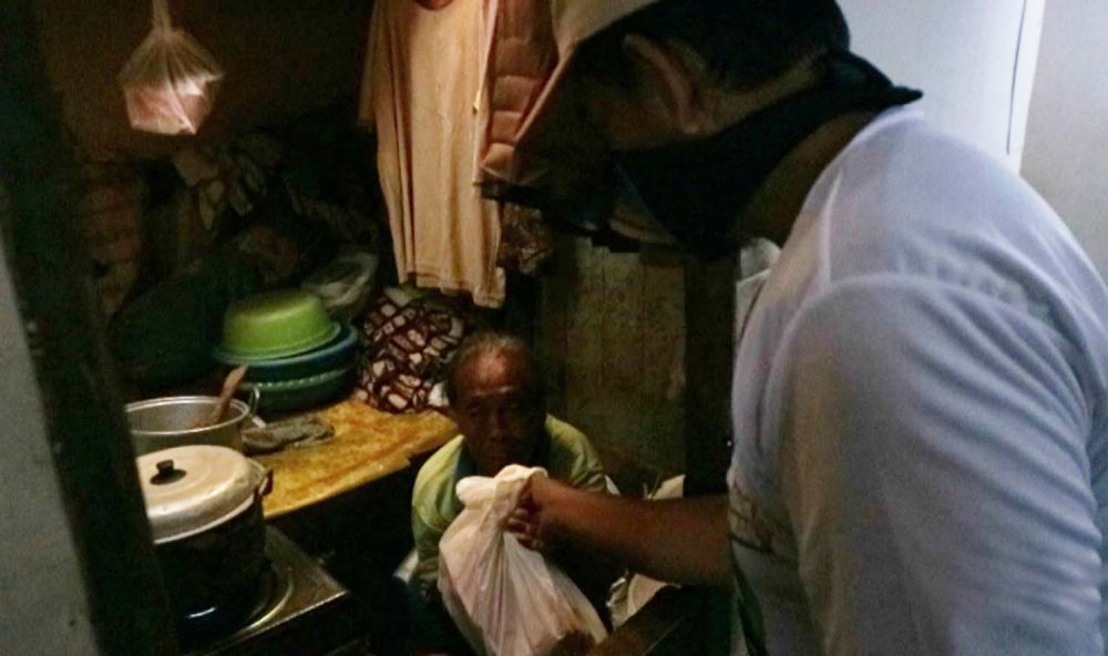 Warga RT 02 RW 02 Gubeng Airlangga II mendapat bantuan paket sembako dari Cawali Surabaya Machfud Arifin