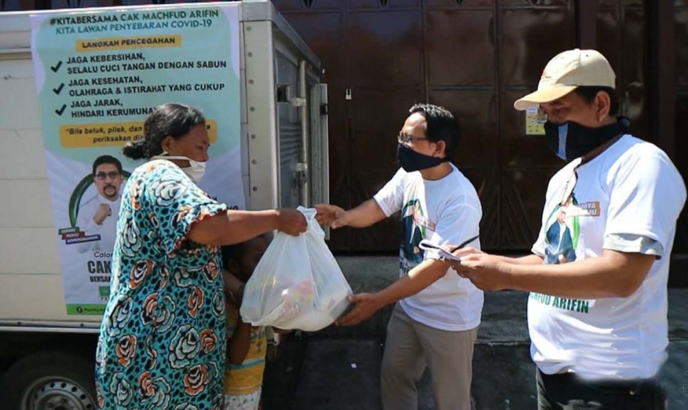 Warga RT 02 RW 02 Gubeng Airlangga II mendapat bantuan paket sembako dari Cawali Surabaya Machfud Arifin