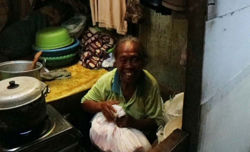 Mbah Wi, salah satu warga RT 02 RW 02 Gubeng Airlangga Gang II saat menerima bantuan paket sembako dari Cawali Surabaya Machfud Arifin