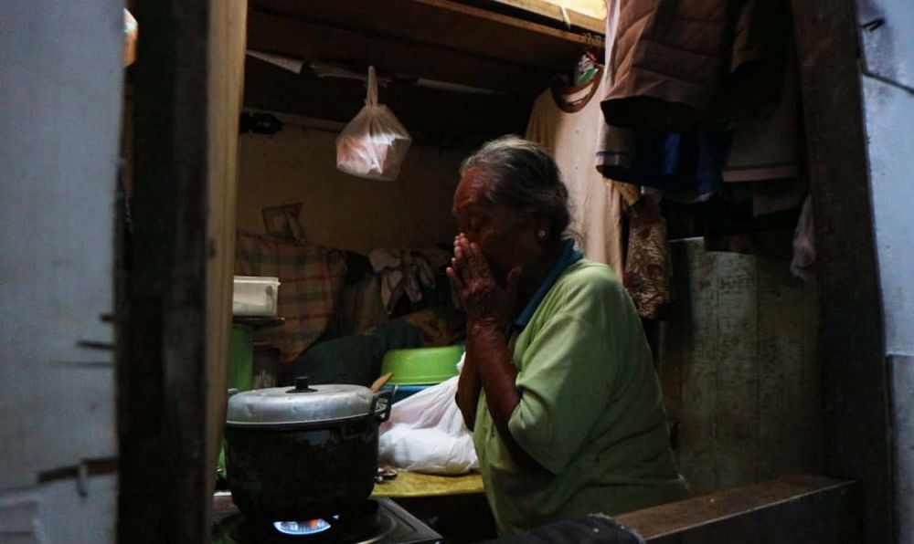 Mbah Wi, salah satu warga RT 02 RW 02 Gubeng Airlangga Gang II saat menerima bantuan paket sembako dari Cawali Surabaya Machfud Arifin