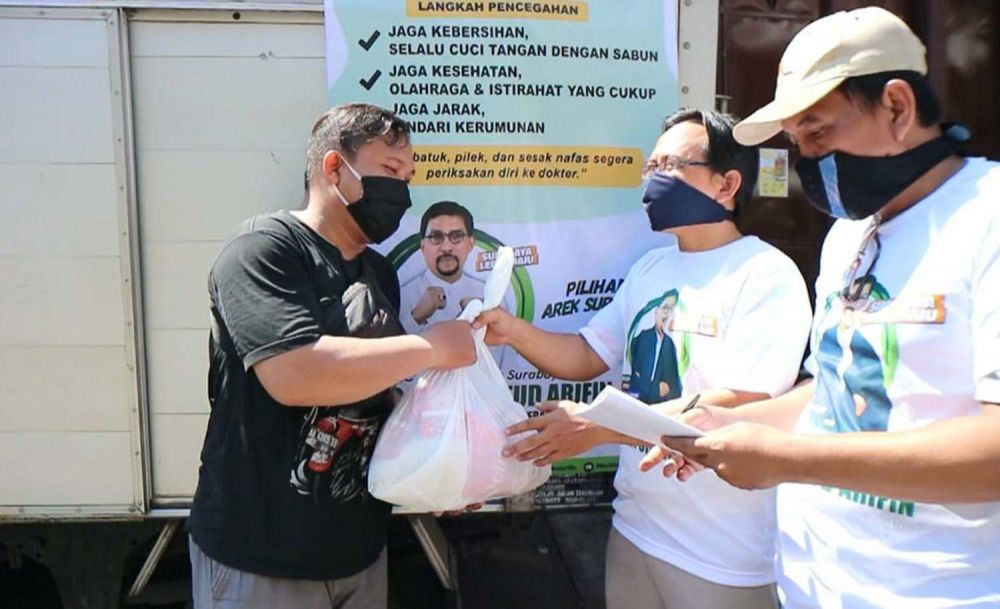 Warga RT 02 RW 02 Gubeng Airlangga II mendapat bantuan paket sembako dari Cawali Surabaya Machfud Arifin