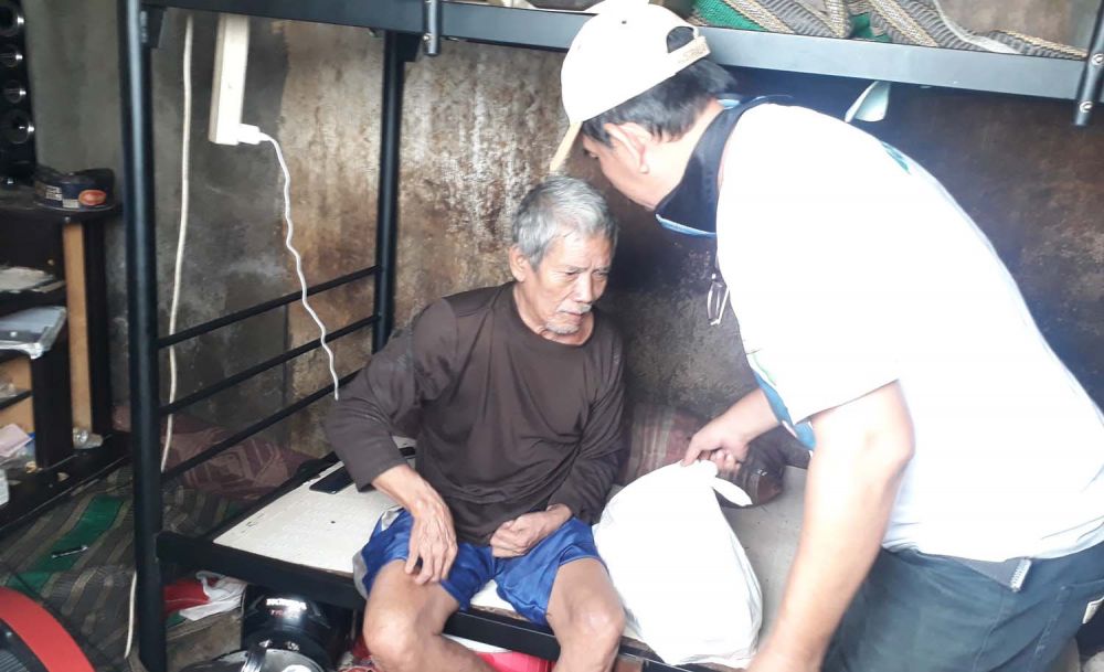 Solikin, salah satu warga RT 02 RW 02 Gubeng Airlangga Gang II saat menerima bantuan paket sembako dari Cawali Surabaya Machfud Arifin