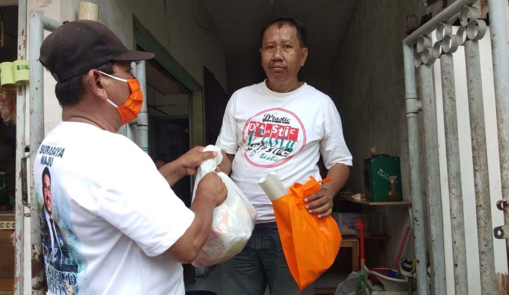 Relawan Cawali Surabaya Machfud Arifin memberikan bantuan paket sembako kepada warga Tanjungsari yang terdampak Virus Corona