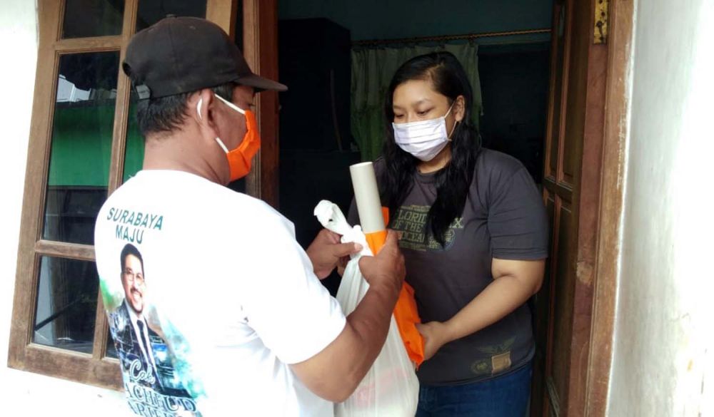 Relawan Cawali Surabaya Machfud Arifin memberikan bantuan paket sembako kepada warga Tanjungsari yang terdampak Virus Corona